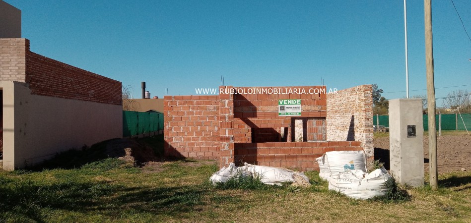 VENDIDO - SUNCHALES - LOTE 300 M2. CON VIVIENDA EN CONSTRUCCION DE 90 M2 cubiertos - Oportunidad