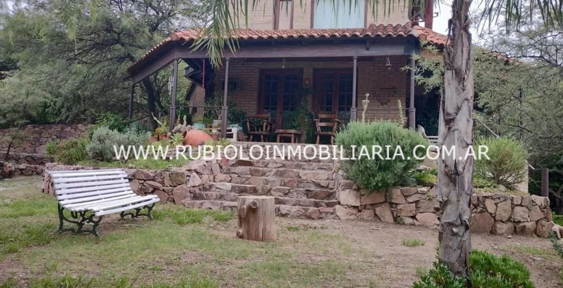 CORDOBA - MENDIOLAZA - CASA EN BARRIO CENTRO EN LOTE DE 2560 M2
