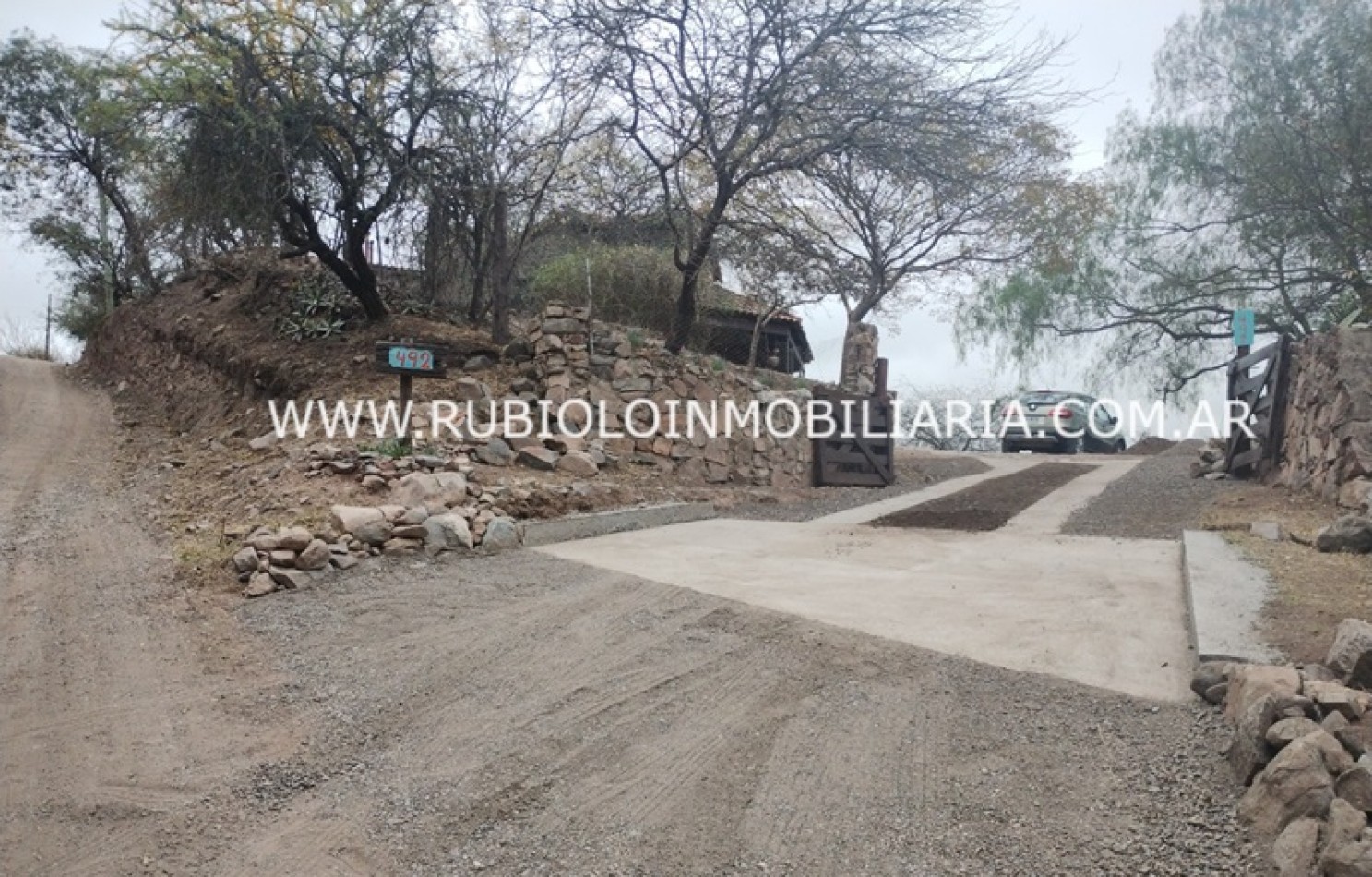 CORDOBA - MENDIOLAZA - CASA EN BARRIO CENTRO EN LOTE DE 2560 M2