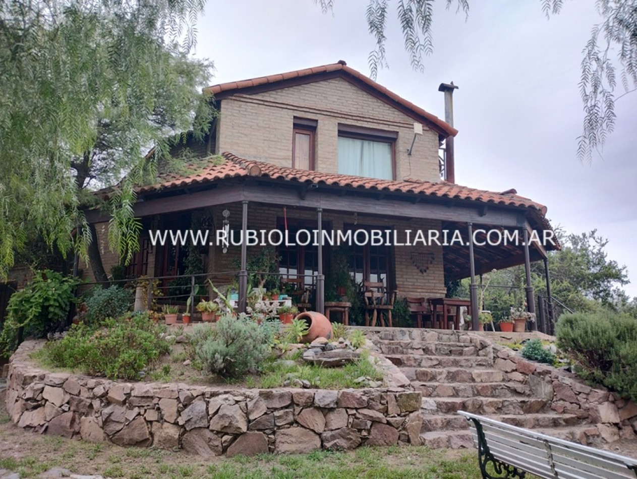 CORDOBA - MENDIOLAZA - CASA EN BARRIO CENTRO EN LOTE DE 2560 M2