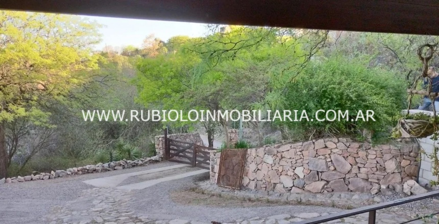 CORDOBA - MENDIOLAZA - CASA EN BARRIO CENTRO EN LOTE DE 2560 M2