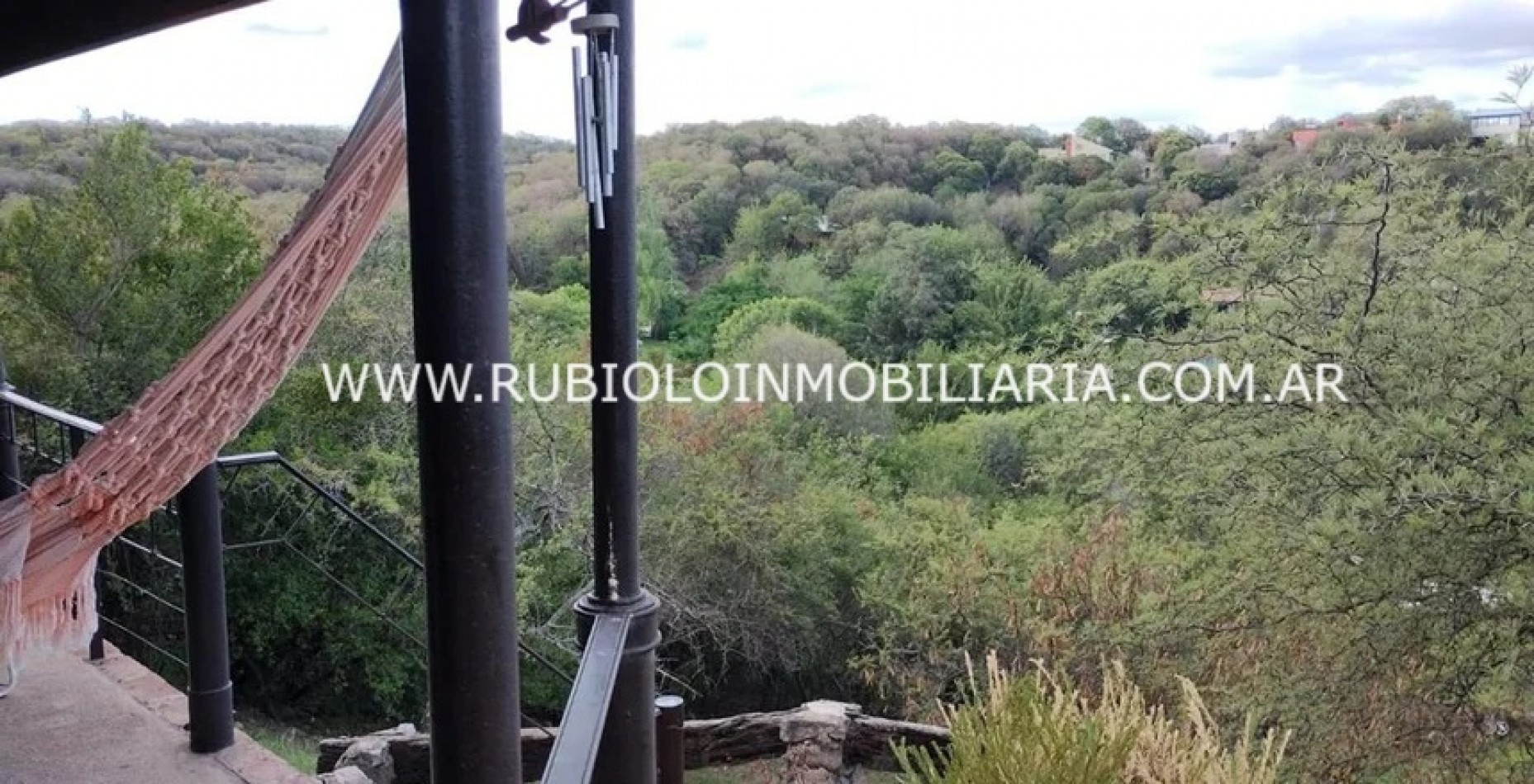 CORDOBA - MENDIOLAZA - CASA EN BARRIO CENTRO EN LOTE DE 2560 M2