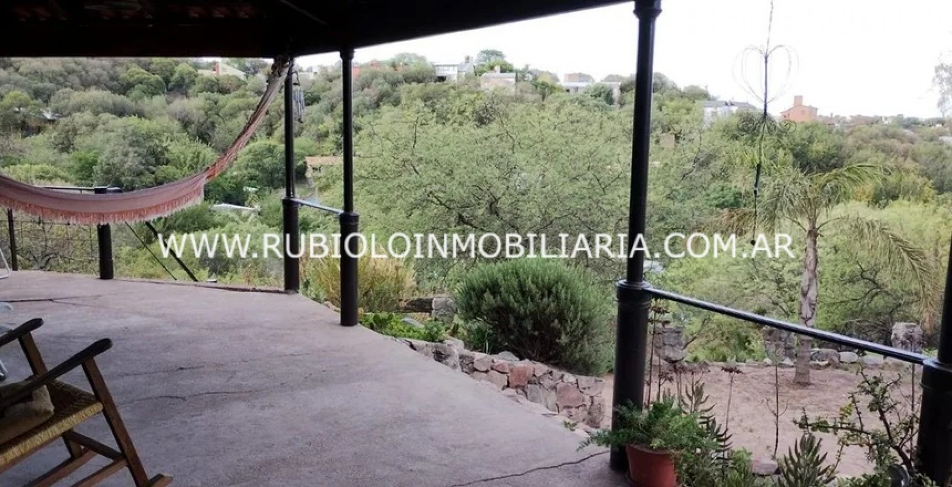 CORDOBA - MENDIOLAZA - CASA EN BARRIO CENTRO EN LOTE DE 2560 M2